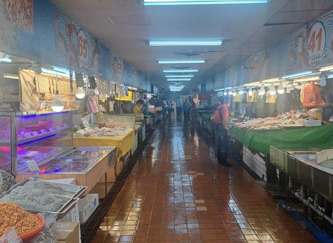 桃园市新屋区永安渔港、大园区竹围渔港渔船皆已限制出港，不过考量商家渔货须保持新鲜等关系，2区渔市皆不休市，早上人潮稀少，推估下午将出现採买人潮。（桃园区渔会提供／廖姮玥桃园传真）