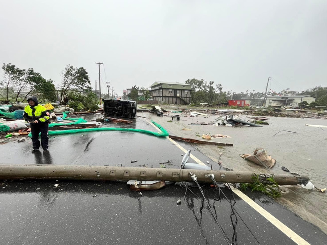 南海五街有2根電線桿遭強風連根拔起，1輛貨車甚至被強風吹翻。(翻攝自花蓮新聞網)