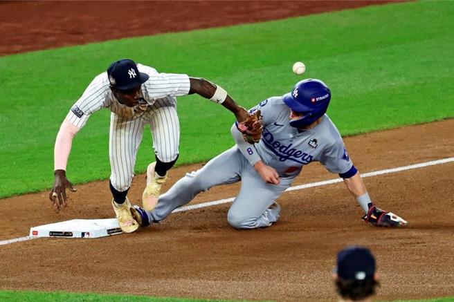 洋基5局上暴传三垒，让道奇攻占满垒。（路透）