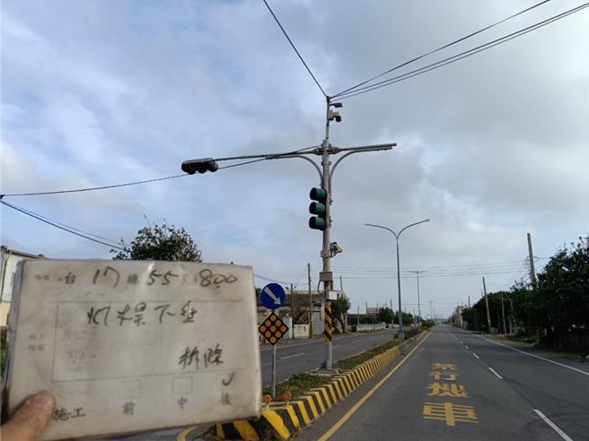 康芮颱風來襲，強勁風勢吹壞交通號誌。（洪子超提供／葉靜美彰化傳真）