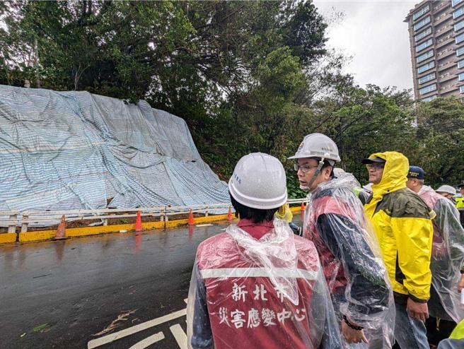 強颱康芮來勢洶洶，新北市副市長劉和然31日上午赴淡水區新民街視察山陀兒颱風復建工程整備。（農業局提供）