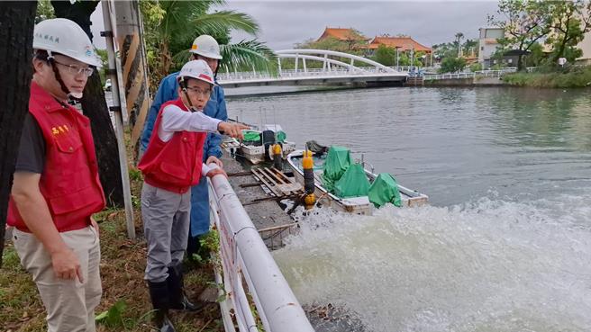 高雄市副市長林欽榮關切各區易淹水點及前鎮河沿線抽水站防汛整備情形，特地於上午視察相關防汛整備及現場測試。（高市府水利局提供／林雅惠傳真）