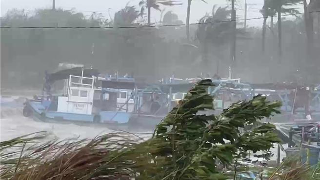 海巡署东部分署表示，小港安检所通报港区内10余艘渔船因风浪过大断缆，于港区内漂流。(读者提供／蔡旻妤台东传真)