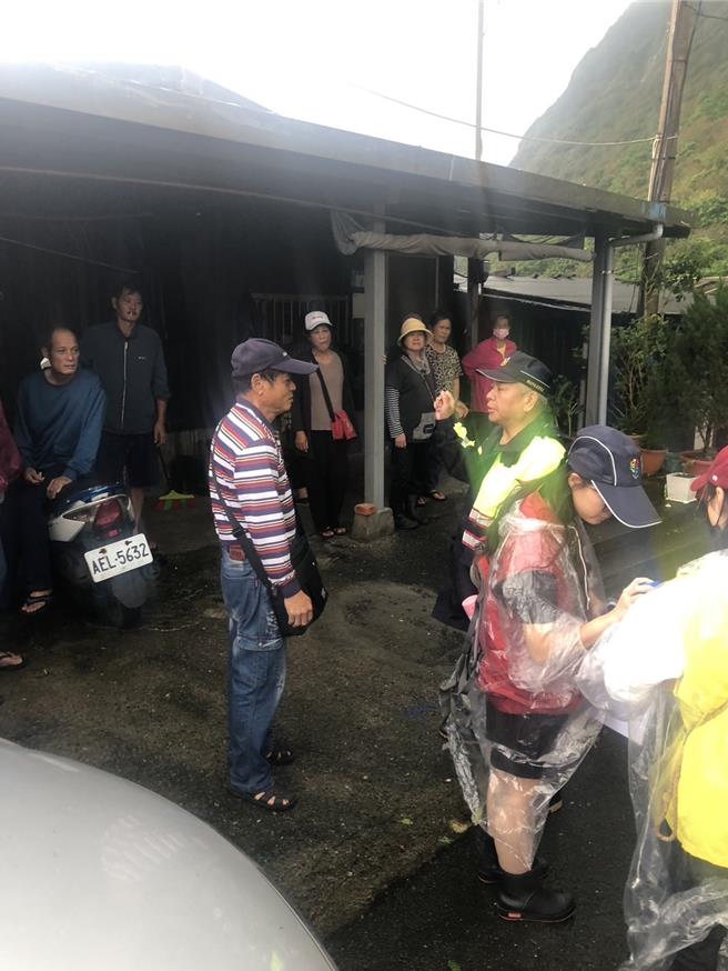 新北市瑞芳區再執行勸離，今（31）日上午9時由區公所與警分局聯合執行，預計勸離快樂山聚落與阿美家園共268人。（瑞芳警分局提供）