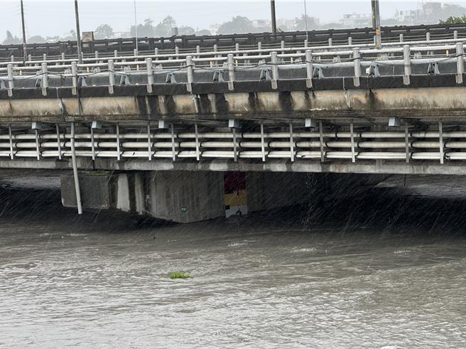 宜蘭蘭陽溪上游及蘭陽大橋水位持續上漲上升速率增快，目前水位6公尺已接近二級警戒水位。（吳佩蓉攝）