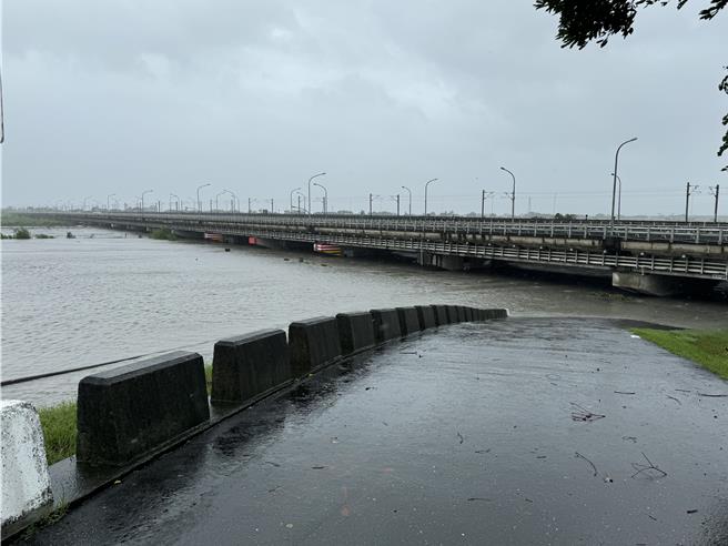 宜蘭蘭陽溪上游及蘭陽大橋水位持續上漲上升速率增快，目前水位6公尺已接近二級警戒水位。（吳佩蓉攝）