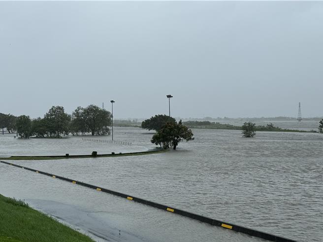 蘭陽橋下溪濱公園運動場都淹沒，成一片汪海。（吳佩蓉攝）