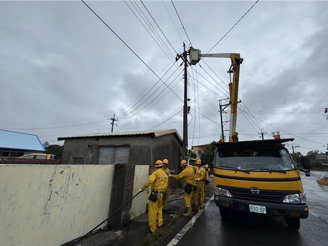 強颱康芮狂掃，嘉義1萬4825戶停電，台電動員持續搶修。（台電提供／廖素慧嘉義傳真）