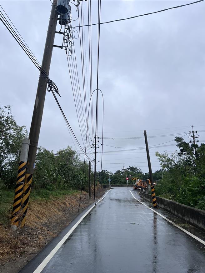 強颱康芮肆虐，嘉義沿海地區高壓電線系統嚴重受損。（台電提供／廖素慧嘉義傳真）
