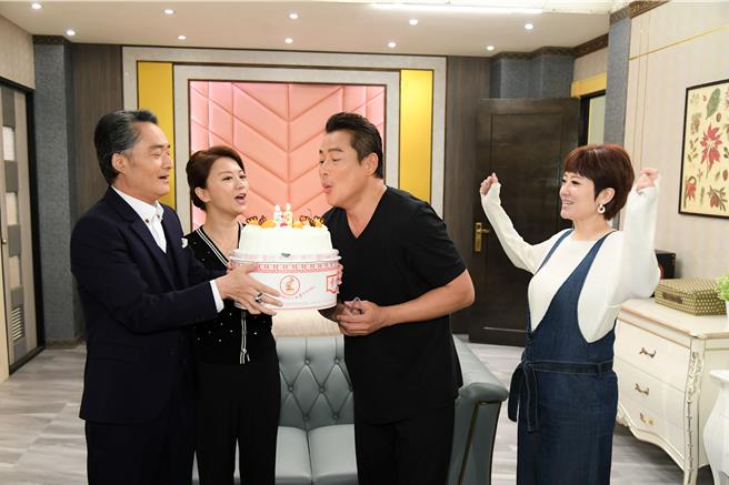 江国宾（左起）、苗真、刘晓忆（最右）在棚内帮寿星江宏恩（右2）过生日。（三立提供）