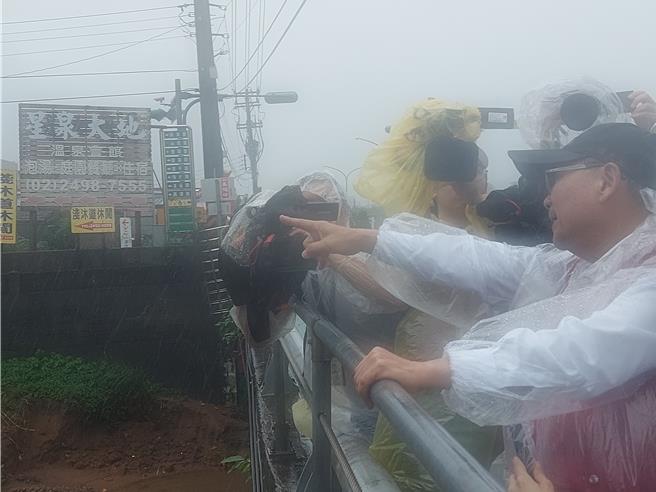 侯友宜31日一早到萬里區台2線員潭溪44號橋視察。（張鎧乙攝）