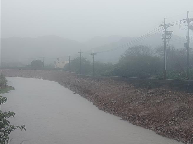 水利局緊急施作護岸加固工程。（張鎧乙攝）