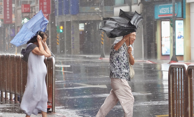 康芮颱风下午1点40分从台东登陆，各地风雨持续增强，将影响到明天清晨。（姚志平摄）