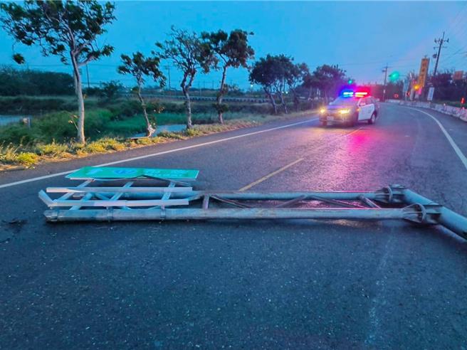 东石一度吹起15级强风，造成东石网寮村台17线大型道路指示牌横倒被吹倒，横在马路上。（翻摄自朴子分局脸书／吕妍庭嘉义传真）