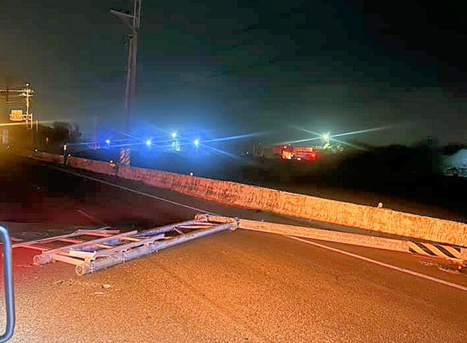 东石网寮村台17线大型道路指示牌横倒被吹倒，横在马路上。(读者提供／吕妍庭嘉义传真)