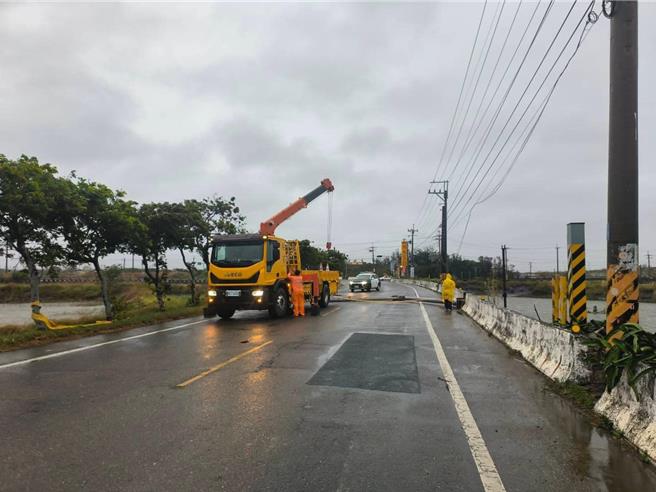 警方通知东石乡公所防灾中心及水上工务段进行吊除作业，将大型道路指示牌吊离。（翻摄自朴子分局脸书／吕妍庭嘉义传真）