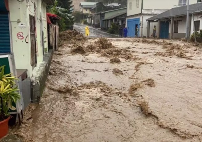 花蓮瑞穗大排溢堤，泥水淹沒路面直灌住戶。(翻攝花蓮瑞穗水尾人臉書)