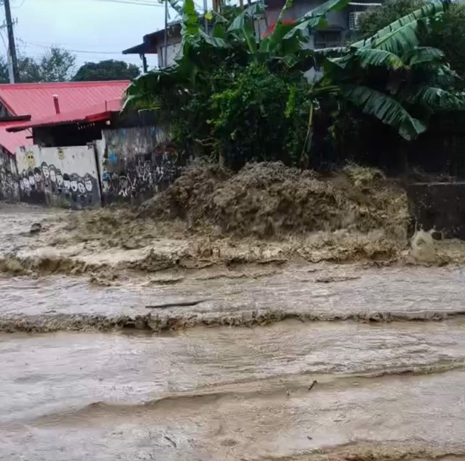 花蓮瑞穗大排溢堤，泥水淹沒路面直灌住戶。(翻攝花蓮瑞穗水尾人臉書)