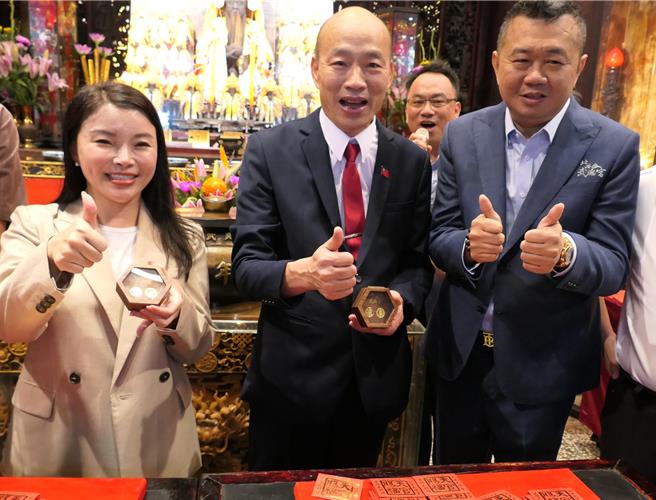 雲林縣北港武德宮財神廟31日舉辦「純金錢母投置母庫」儀式，將市價150萬元的300份金幣小紅包，混入20萬份2元硬幣小紅包內，立法院長韓國瑜（前中）在颱風天冒著風雨前來，見證百萬金幣大放送，祈求百姓平安發財。（張朝欣攝）