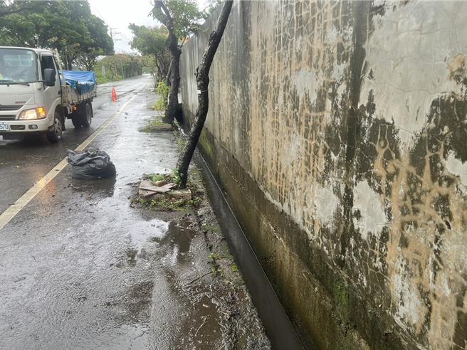 桃园市杨梅区里内民有路二段125号附近因过路涵管卡垃圾，造成道路严重积水，员本里长陈奕霖上午清理堵塞排水沟作业时，因天雨路滑不慎摔入水沟，紧急送往长庚医院救治中。（养工处提供／廖姮玥桃园传真）