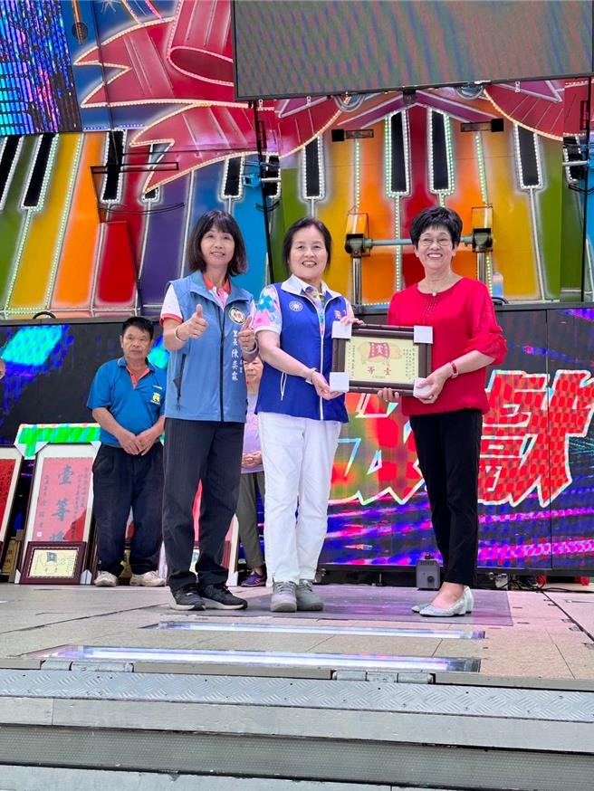 桃园市杨梅区里内民有路二段125号附近因过路涵管卡垃圾，造成道路严重积水，员本里长陈奕霖上午清理堵塞排水沟作业时，因天雨路滑不慎摔入水沟，紧急送往长庚医院救治中。（市议员周玉琴提供／廖姮玥桃园传真）