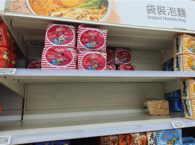 康芮强颱放假，嘉义百货暂停营业，大卖场涌人潮抢泡麵。（廖素慧摄）