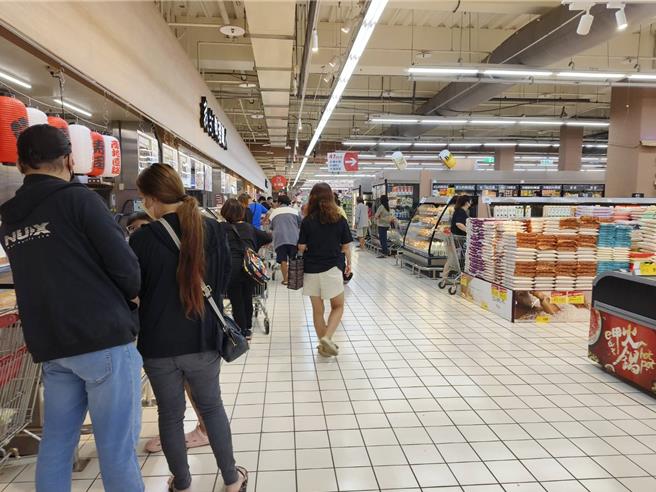 康芮强颱放假，嘉义市的大卖场涌人潮购物。（廖素慧摄）