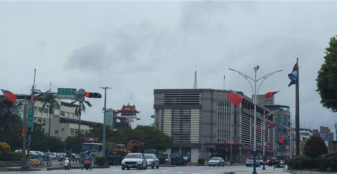 中山路国旗被强风吹得狂摇。（廖素慧摄）