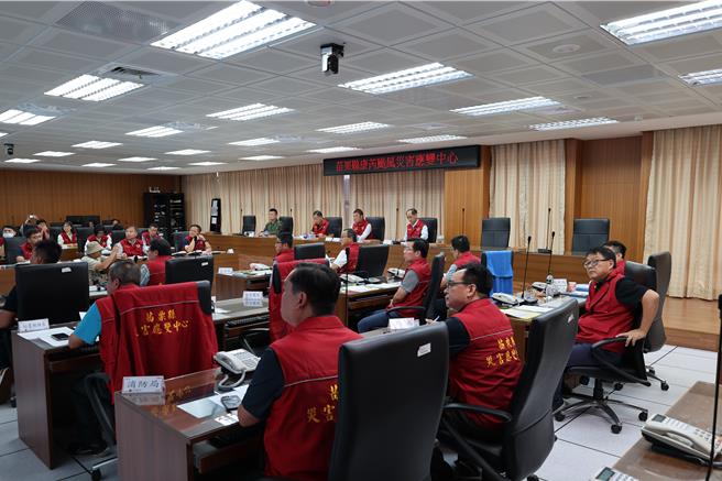 苗栗縣長鍾東錦31日上午11時赴災防中心主持防防應變會議。（謝明俊攝）