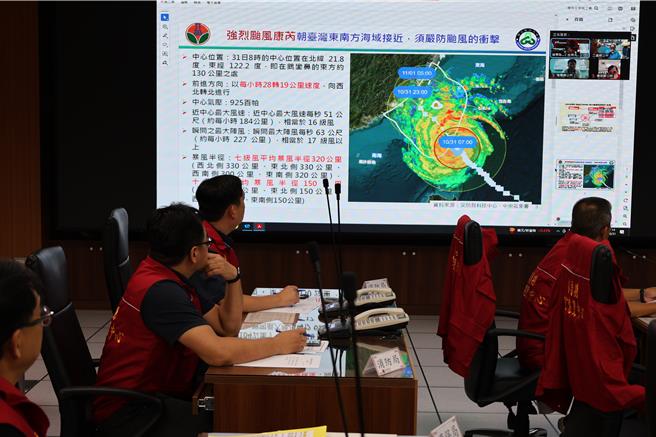 苗栗縣長鍾東錦31日上午11時赴災防中心主持防防應變會議。（謝明俊攝）