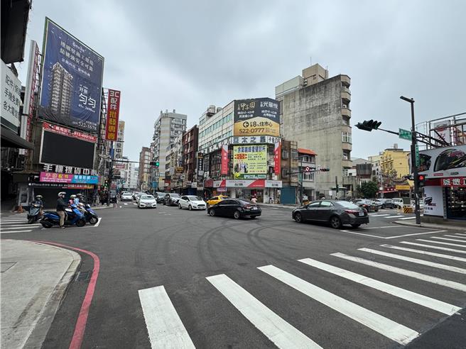 已将全市原离峰时间闪光或仅时段性运作的号志，皆延长为5至22时运作，更在70处路口设置「行人专用」或「行人早开」时相号志。（陈育贤摄）