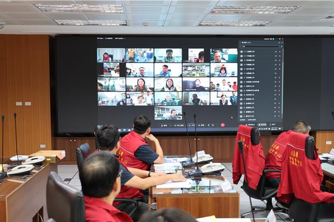 苗栗縣長鍾東錦31日上午11時赴災防中心主持防防應變會議，並以視訊與18鄉鎮市聯線掌握救災整備狀況。（謝明俊攝）