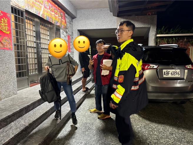 警方在30日晚間配合區公所和消防隊，疏散9戶16人至安全的收容所。（金山警分局提供）