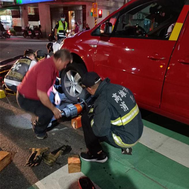 消防人员获报出动器材协助脱困。（翻摄照片／洪靖宜高雄传真）
