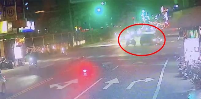 监视器拍下车祸瞬间，女骑士先与左转车碰撞后摔到对向车道。（翻摄照片／洪靖宜高雄传真）
