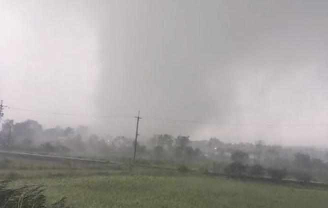 有網友拍到，秀林鄉疑似出現龍捲風。花蓮氣象站檢視後，研判應該不是龍捲風。（王志偉翻攝）