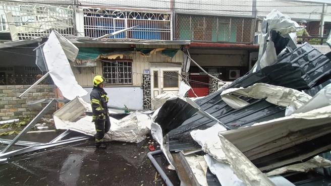 颱風康芮來勢洶洶，花蓮縣新城鄉多處鐵皮屋被吹翻解體。（花蓮縣消防局提供／王志偉花蓮傳真）