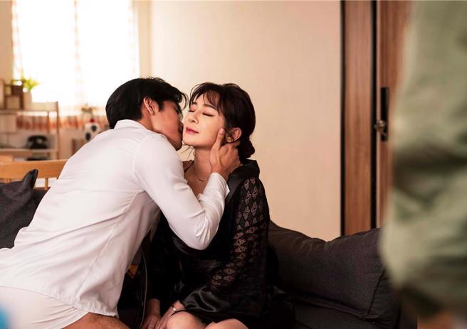 王彩桦（右）放手一搏大解放，与小鲜肉拍AV「有点害羞」。（公视提供）