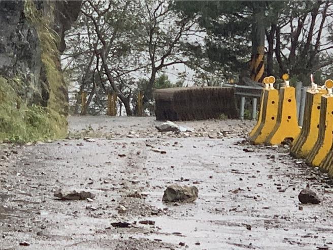 中横便道落石崩落。（谷关工务段提供／李京升台中传真）