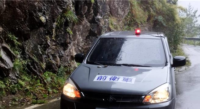 保全车辆遭砸。（谷关工务段提供／李京升台中传真）