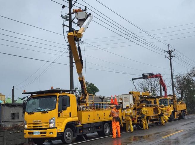 康芮颱风袭台，台电云林区处31日上午7点成立「紧急应变小组」，截至下午1点，全县累积曾停电户数近8000户，目前仍有3000多户停电，持续派员抢修中。（台电云林区处提供／张朝欣云林传真）