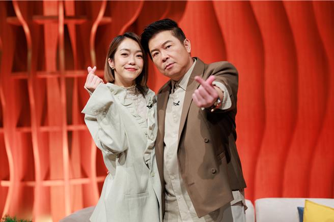 曾國城（右）、大霈主持新節目。（民視提供）