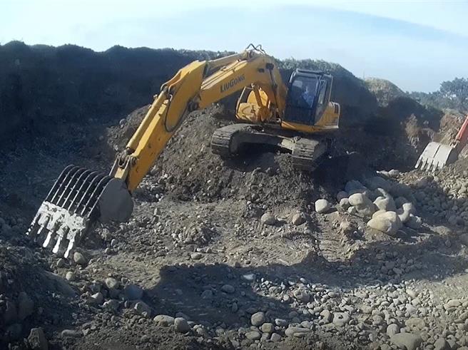 警方查獲非法行為。（民眾提供／李京昇台中傳真）