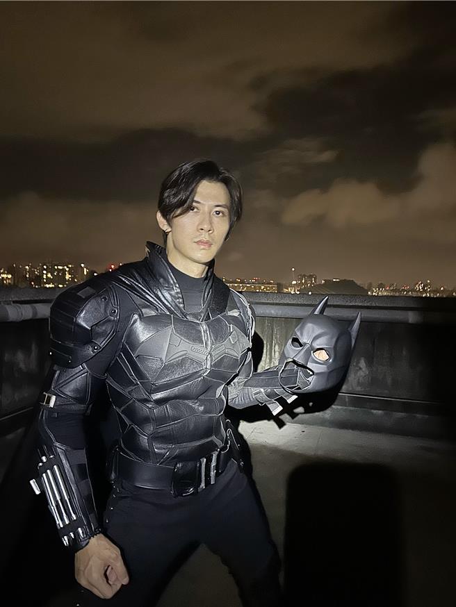 Rock日前以蝙蝠侠装扮现身街头，吸引民眾围观拍照。（巨壬艺术提供）