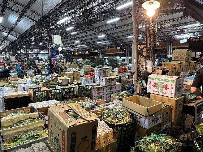桃園果菜市場無休市，因氣候不佳人潮減少，導致菜價微幅下跌。（桃園市農業局提供）