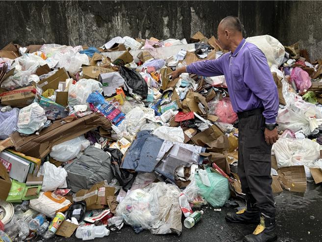 清潔隊班長指出，手機當時被埋在垃圾堆底層，傳出鈴聲時，讓隊員們都相當意外。（寶智華攝）