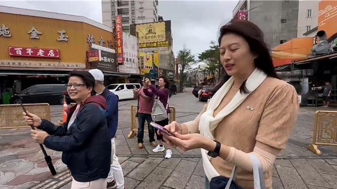 彰化縣鹿港天后宮附近一群馬來西亞遊客感受颱風帶來的強勁風勢。（民眾提供／孫英哲彰化傳真）