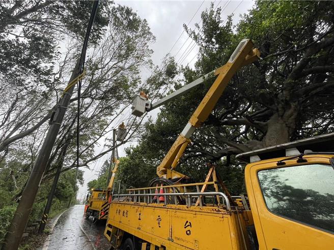 桃園累積1.1萬餘戶停電，台電桃園區處總動員，加上桃市府支援清除障礙物，截至下午1時已復電5707戶、約51％。（台電提供／蔡依珍桃園傳真）