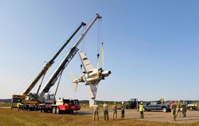 美国空军F-35联合专案办公室（F-35 JPO）最近在威斯康辛州福克机场（Volk Field）破天荒主办了首届全球「失事或故障战机救援」（CDDAR）队长课程。（五角大厦国防视觉资讯发布服务单位/DVIDS）