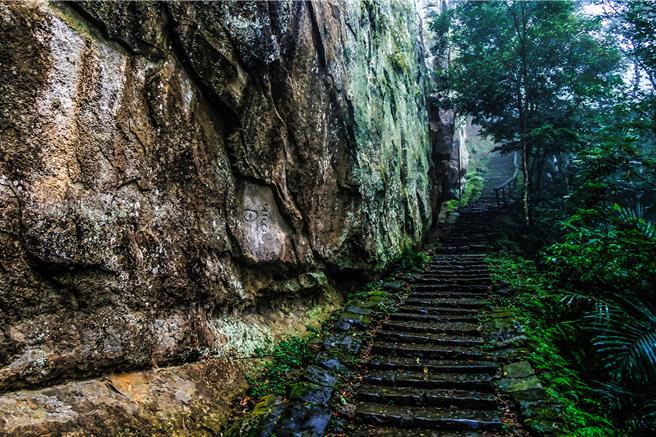 森游竹县在「康芮」颱风影响下落幕，县府交旅处统计有16333人次参加，1228人完登10条任务步道，峨眉狮山古道最受欢迎。（罗浚滨摄）